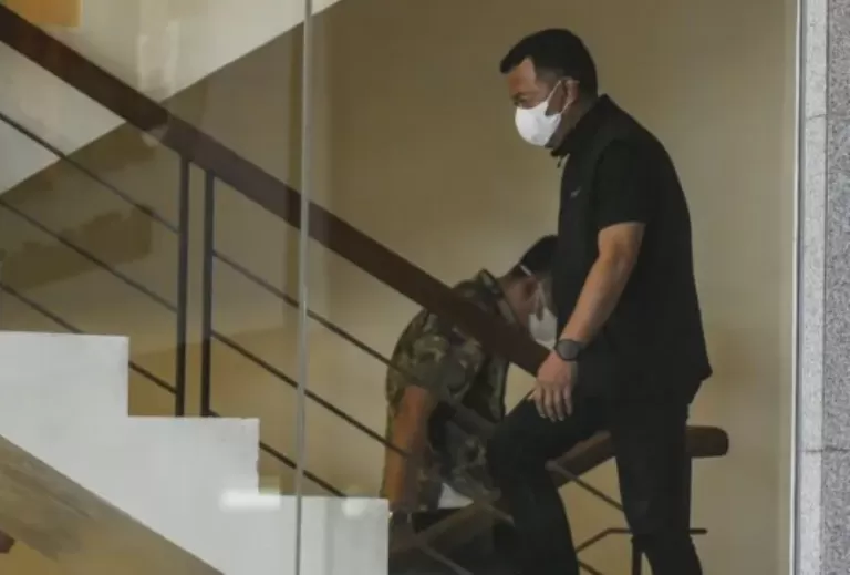 OTT KPK Bupati Ponorogo Sugiri Sancoko Terkait Mutasi dan Promosi Jabatan Bupati Ponorogo Sugiri Sancoko menuju ruang pemeriksaan di gedung KPK, Sabtu (8/11/2025). (IST)