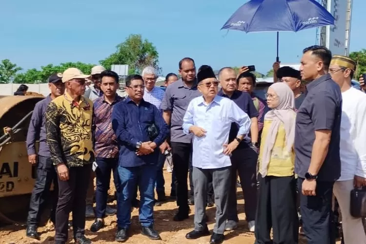 Lahan Milik JK Seluas 16,5 Hektare Dimainkan Mafia Tanah, Jusuf Kalla: Kebohongan dan Rekayasa, Itu Ciri Lippo HM Jusuf Kalla saat meninjau langsung lahan miliknya di wilayah GMTD Jalan Metro Tanjung Bunga yang diduga dik