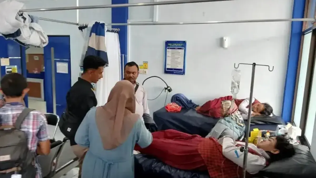 Sejumlah siswa saat menjalani perawatan medis usai dilaporkan mengalami gejala keracunan makanan di Cirebon, J