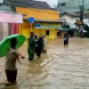 Pencarian warga yang hilang terbawa arus saat banjir bandang di Brebes Selatan masih berlangsung intensif oleh