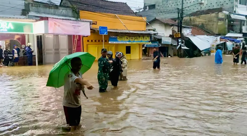 Pencarian warga yang hilang terbawa arus saat banjir bandang di Brebes Selatan masih berlangsung intensif oleh