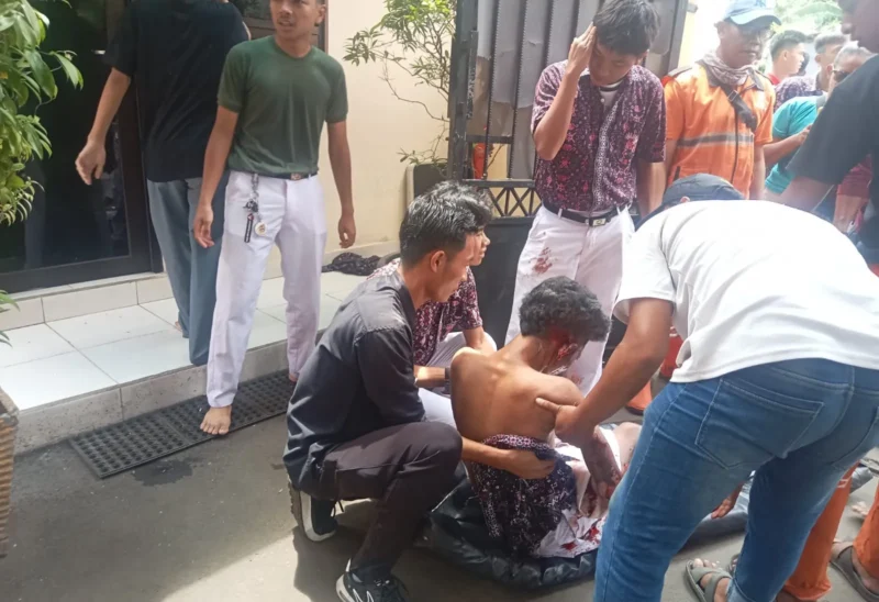 Media Asing Soroti Ledakan SMAN 72 Kelapa Gading Jakarta Utara Petugas gabungan TNI AL, Polri, dan Damkar mengevakuasi korban ledakan di Masjid SMAN 72 Jakarta, Kompleks Kod