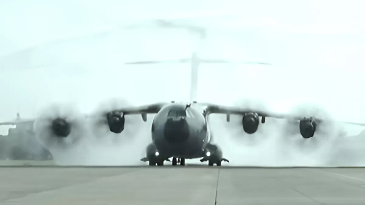 Airbus A400M Tiba di Lanud Halim Perdanakusuma Penyambutan kedatangan pesawat angkut berat Airbus A400M pada Senin 3 November 2025.