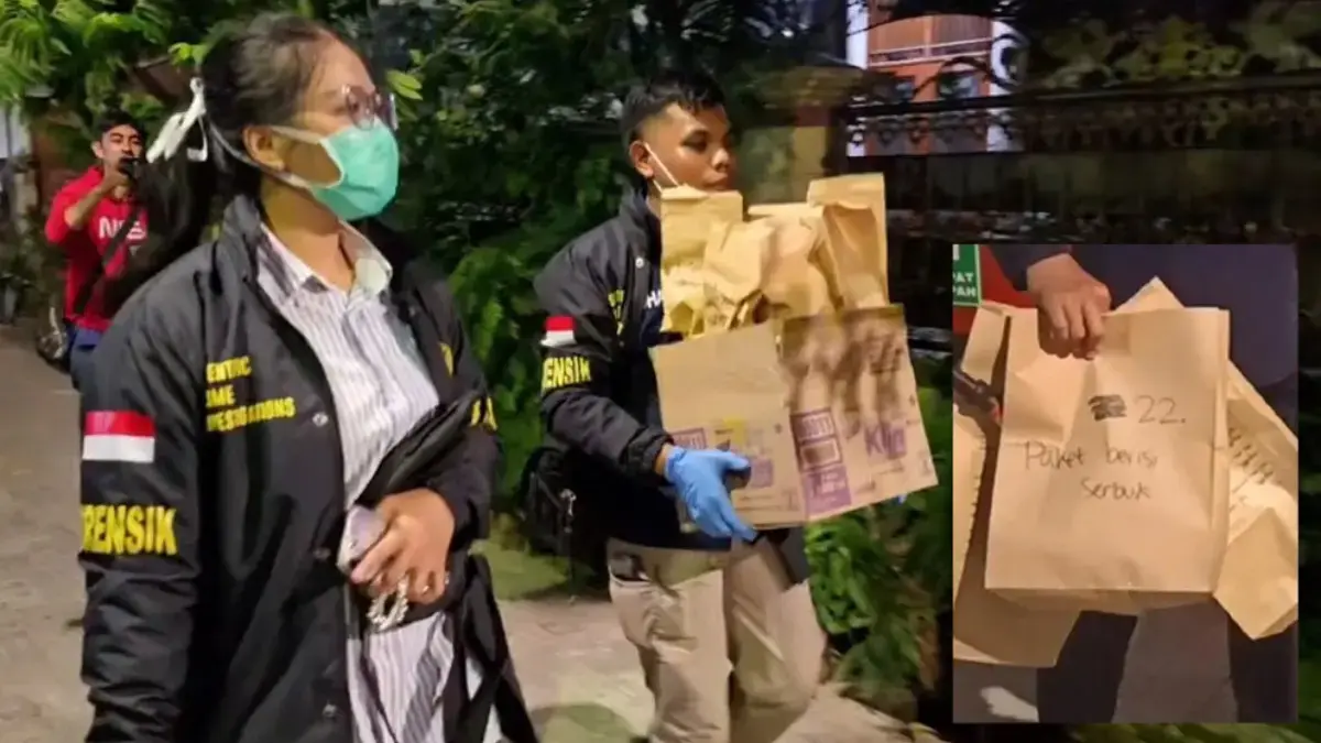 Rumah Terduga Pelaku Ledakan SMAN 72 Kelapa Gading Digeledah Polisi Barang bukti dalam bungkusan berwarna cokelat bertuliskan \"paket berisi serbuk\" yang berhasil disita polisi da