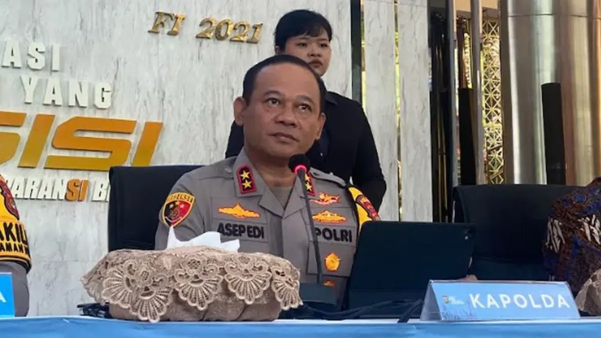 Penetapan 8 Tersangka Kasus Tudingan Ijazah Palsu Jokowi Usai Polisi Periksa 130 Saksi dan 22 Ahli Kapolda Metro Jaya Irjen Asep Edi Suheri dalam konferensi pers terkait kasus tuduhan ijazah palsu Jokowi