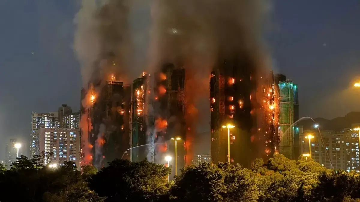 Api membakar kompleks apartemen bertingkat di Hong Kong pada malam hari. Sejauh ini 44 orang dilaporkan tewas