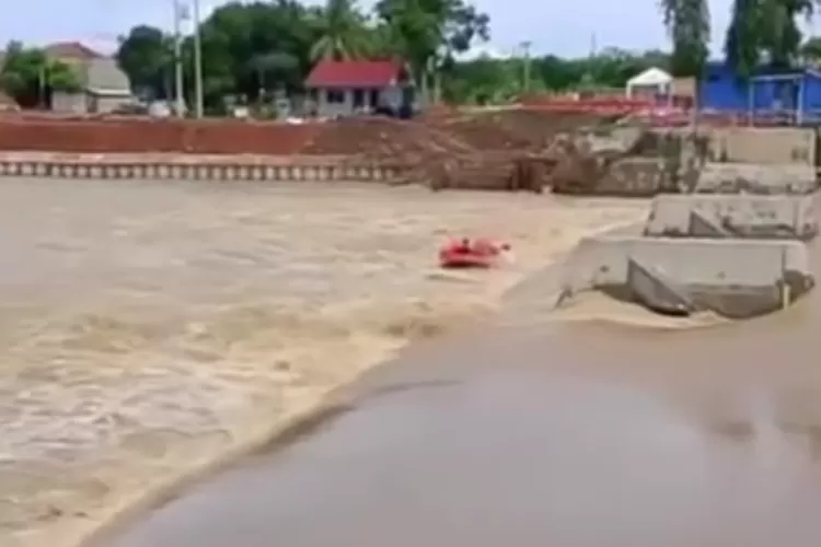 Kegiatan Arung Jeram di Bendungan Karet Bangkir Indramayu Telan Korban: 2 Mahasiswa Politeknik Negeri Hilang Penampakan perahu karet yang ditumpangi tujuh mahasiswa Politeknik Negeri Indramayu, diisap pusaran Bendung Ka