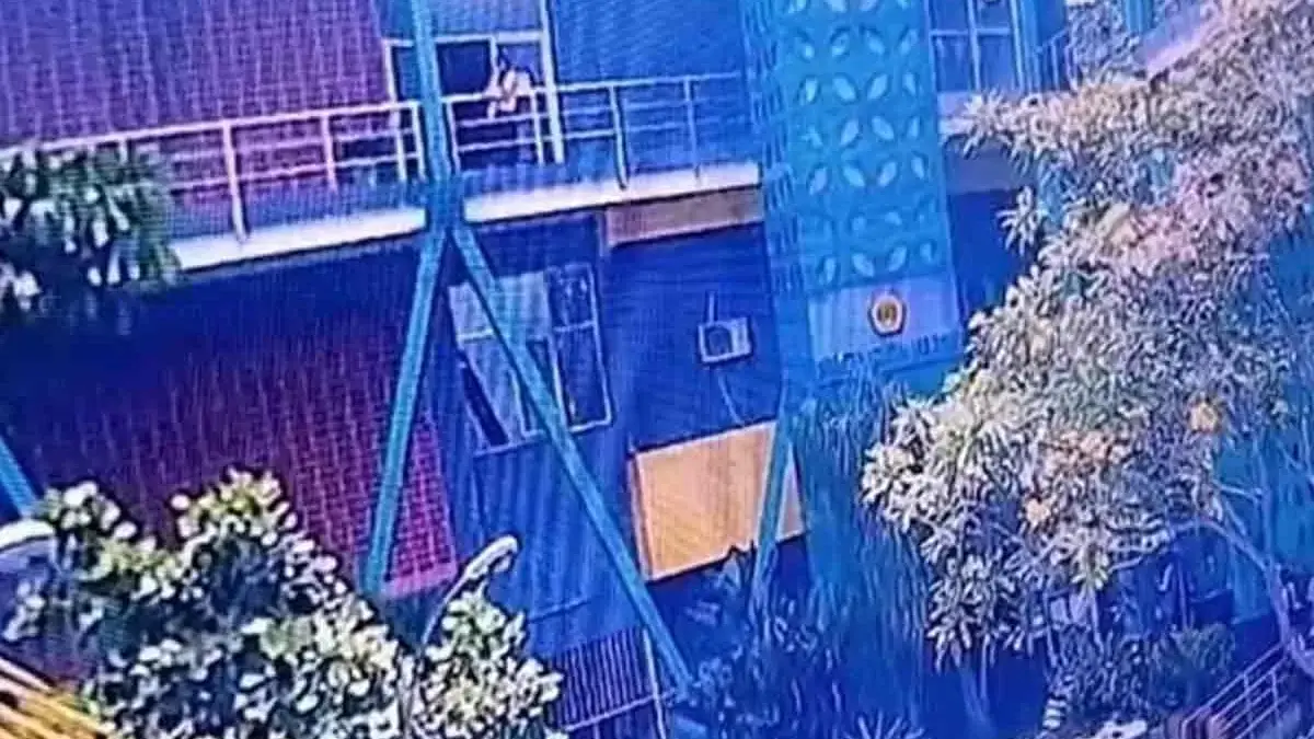 Ditemukan Surat Tulisan Tangan Diduga Milik Mahasiswi Universitas Pakuan Terjatuh di Lantai 3 Gedung Manajemen seorang mahasiswi Universitas Pakuan atau Unpak Bogor mengalami kejadian yang tidak mengenakan, dimana dirinya