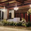 Peti jenazah Sri Susuhunan Pakubuwono XIII di pendopo Kraton Surakarta Hadingrat. Sri Susuhunan Pakubuwono XII