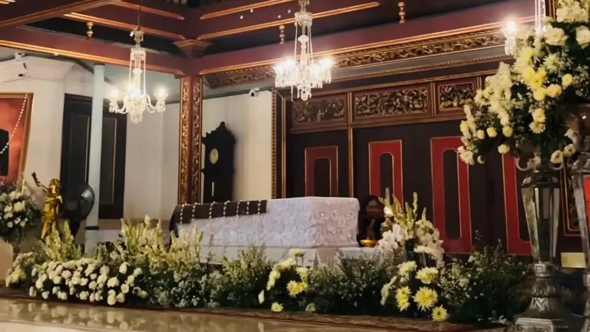Sejumlah Poin Penting Jelang Hari Pemakaman Sri Susuhunan Pakubuwono XIII Peti jenazah Sri Susuhunan Pakubuwono XIII di pendopo Kraton Surakarta Hadingrat. Sri Susuhunan Pakubuwono XII