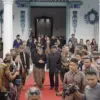 Raja Keraton Yogyakarta yang juga Gubernur DIY Sri Sultan HB X saat melayat di kediaman Pakubuwono XIII, Selas