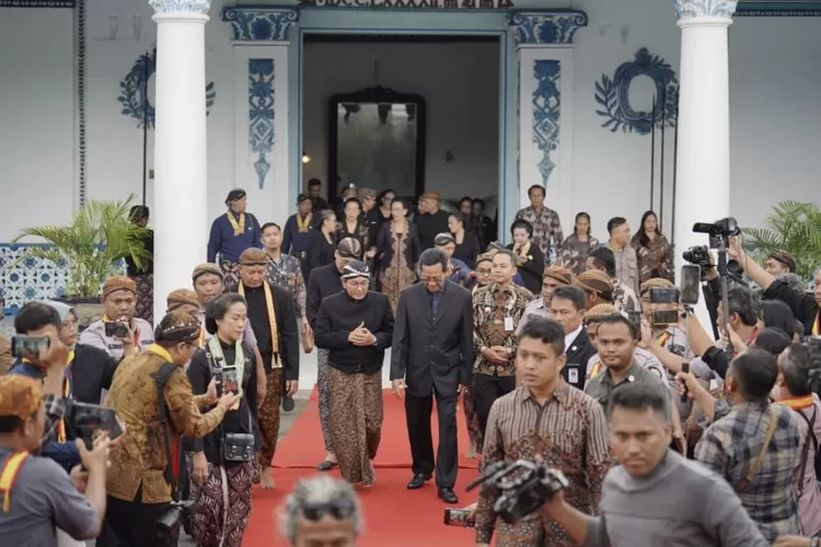 Raja Keraton Yogyakarta yang juga Gubernur DIY Sri Sultan HB X saat melayat di kediaman Pakubuwono XIII, Selas