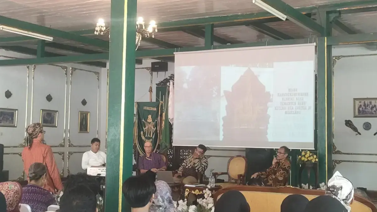 Muhammad Yaser Arafat, M.A., membawa peserta ke Yogyakarta dengan paparan “Nisan-Wisan Kratonan: Kristalisasi