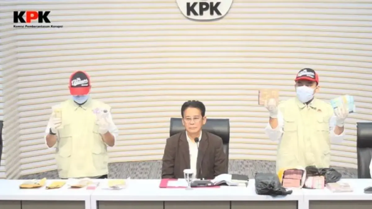 KPK Duga Abdul Wahid Terima Uang Rp2,25 Miliar Hasil Peras 6 Kepala Unit Pelaksana Teknis Dinas PUPRPKPP Riau Barang bukti terkait OTT Gubernur Riau Abdul Wahid. Foto: Tangkapan layar YouTube KPK RI.