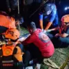 Tim SAR saat mengevakuasi dua jenazah mahasiswa Polindra Indramayu yang hilang di Sungai Cimanuk (Dok. SAR Cir