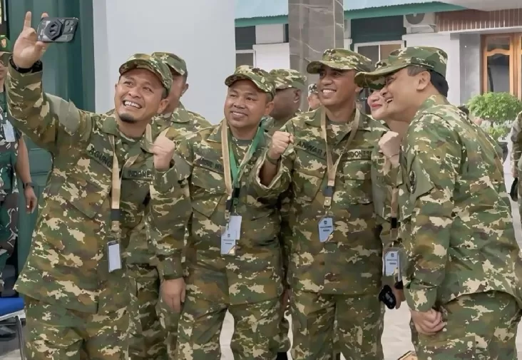 Abdul Wahid Gubernur Riau Keempat yang Ditangani KPK, Korupsi di Provinsi Riau Masalah Sistemik Gubernur Riau Abdul Wahid berswafoto bersama kepala daerah lainnya saat mengikuti kegiatan retret di Magelang,