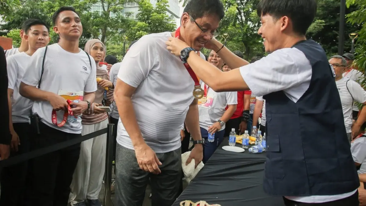 Menteri Keuangan Dorong Media Lebih Gencar Kritik Kondisi Perekonomian Negara Menteri Keuangan Purbaya Yudhi Sadewa (tengah) mendapatkan medali usai berlari mencapai garis finish saat meng