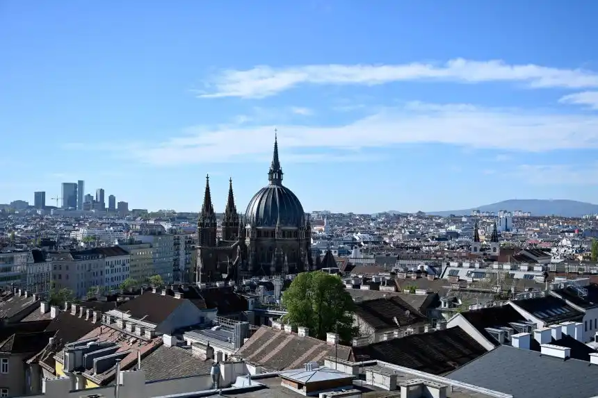 Dinas Intelijen Austria Temukan Gudang Senjata di WIna Diduga Terkait Hamas: Serangan Teroris di Eropa Pemandangan panorama Wina, Austria, pada 16 April 2025. (Elisabeth Mandl/Reuters)