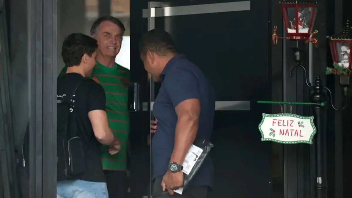 Mantan Presiden Brasil Jair Bolsonaro terlihat keluar di depan pintu rumahnya, selama masa tahanan rumahnya, d
