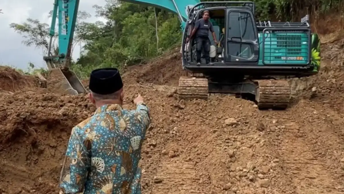 Bupati Kuningan Hentikan Aktivitas Penambangan Ilegal di Lahan Milik Pemkab Nampak Bupati Kuningan Dian Rachmat Yanuar menghentikan beko yang sedang beroperasi menggali tanah, karena did
