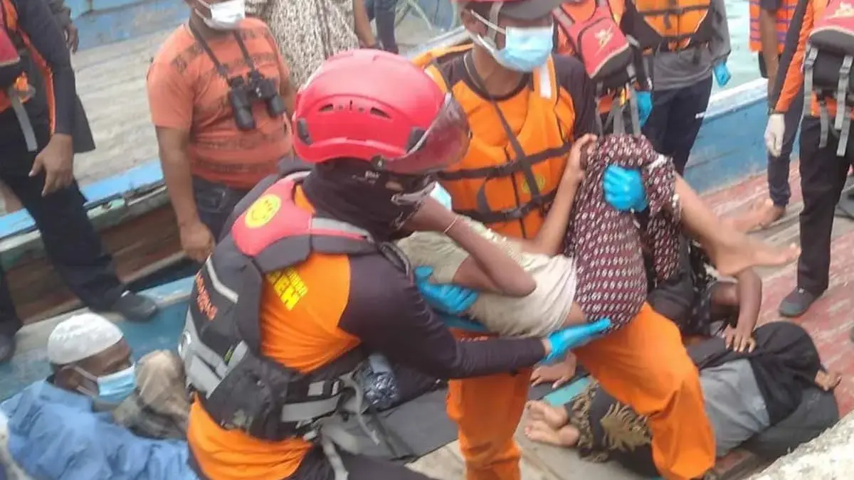 Kapal Angkut Ratusan Migran Rohingya Hilang Usai Tenggelam di Perbatasan Thailand-Malaysia Tim SAR mengevaluasi imigran etnis Rohingya dari sebuah kapal di perairan Labuhan Haji, Kabupaten Aceh Selata
