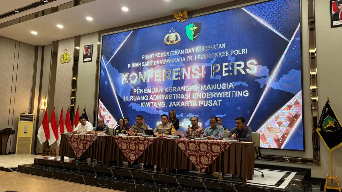Hasil Uji DNA Pastikan 2 Kerangka di Kwitang Terbukti Farhan-Reno, Korban Tewas Kerusuhan Agustus: 11 Orang Polri bersama jajaran menyampaikan keterangan mengenai temuan 2 kerangka manusia di Gedung ACC, Kwitang, Senen