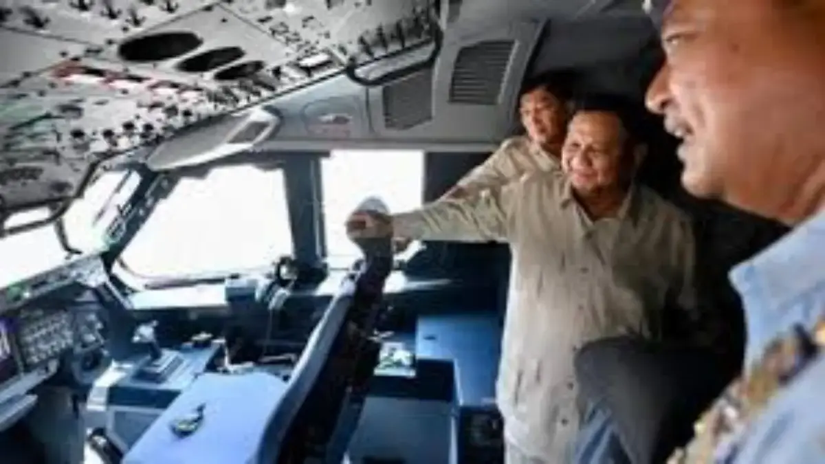Presiden Prabowo Subianto meninjau pesawat Airbus A400M/MRTT Alpha 4001 di Pangkalan Udara Halim Perdanakusuma