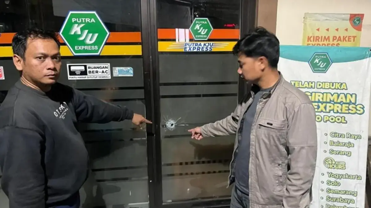 Aksi Penembakan di Kantor Ekspedisi Kawasan Citra Raya Tangerang Tengah Malam, Begini Ciri-ciri Pelaku Kantor jasa ekspedisi di Kabupaten Tangerang, Banten, ditembak orang tak dikenal (OTK). Polisi mengusut kasus