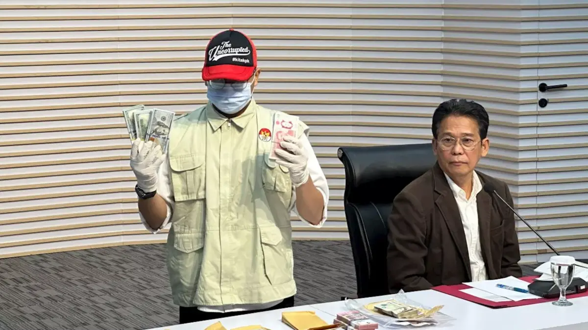 9.000 Pound Sterling dan 3.000 Dolar AS Disita KPK Saat Geledah Rumah Gubernur Riau Abdul Wahid Wakil Ketua Komisi Pemberantasan Korupsi Johanis Tanak (kanan) memperhatikan petugas yang memperlihatkan sejum