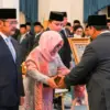 Presiden Prabowo Subianto (kanan) menyerahkan anugerah gelar pahlawan nasional kepada anak Jenderal Besar TNI