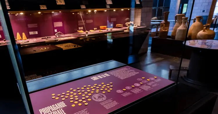 Ilustrasi - Ruangan di Musée Romain de Lausanne-Vidy, Swiss, yang menyimpan koin-koin emas era Kekaisaran Roma