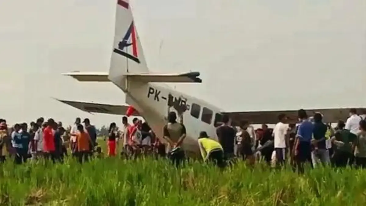 Insiden Pendaratan Darurat Pesawat Jenis GA28 Airplane 2004 di Area Persawahan Karawang Pesawat Cessna mendarat darurat di Karawang, Jawa Barat. (Foto: dok. Polres Karawang)