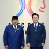 Presiden Republik Indonesia Prabowo Subianto bertemu dengan Presiden Republik Korea Lee Jae Myung di sela-sela