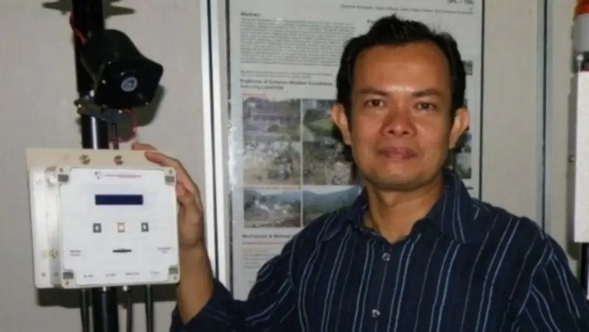 Teuku Faisal Fathani berpose dengan alat sistem peringatan dini longsor dan mitigasi bencana hidrometeorologi