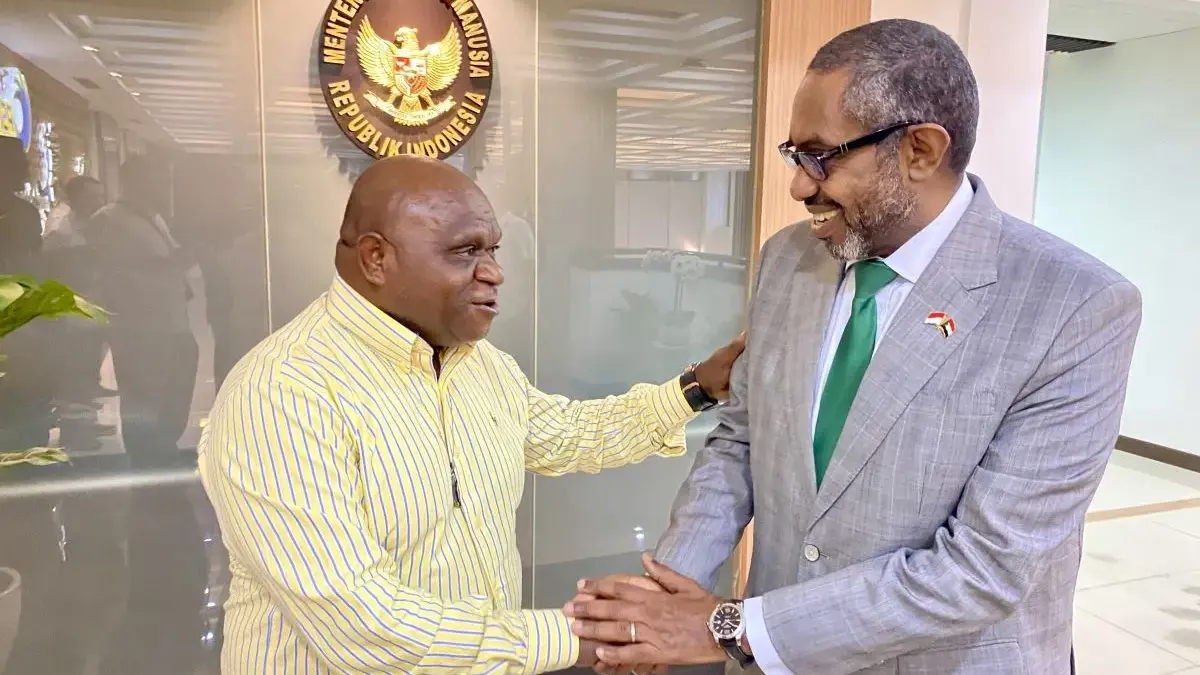 Dubes Sudan Temui Menteri HAM Ungkap Adanya Rencana dari Penjajah Musnahkan Sudan Menteri HAM RI Natalius Pigai (kiri) bersalaman dengan Duta Besar Sudan untuk Indonesia Yassir Mohamed Ali (ka