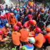 Proses evakuasi korban longsor oleh tim SAR gabungan (Foto: Basarnas Surabaya)