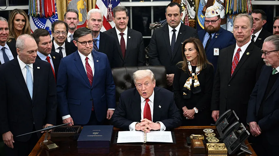 Pemerintah Amerika Serikat Akhirnya Resmi Dibuka Kembali Usai Government Shutdown Terlama dalam Sejarah AS Presiden AS Donald Trump (C) berbicara saat menandatangani paket RUU untuk membuka pemerintah federal di Kanto