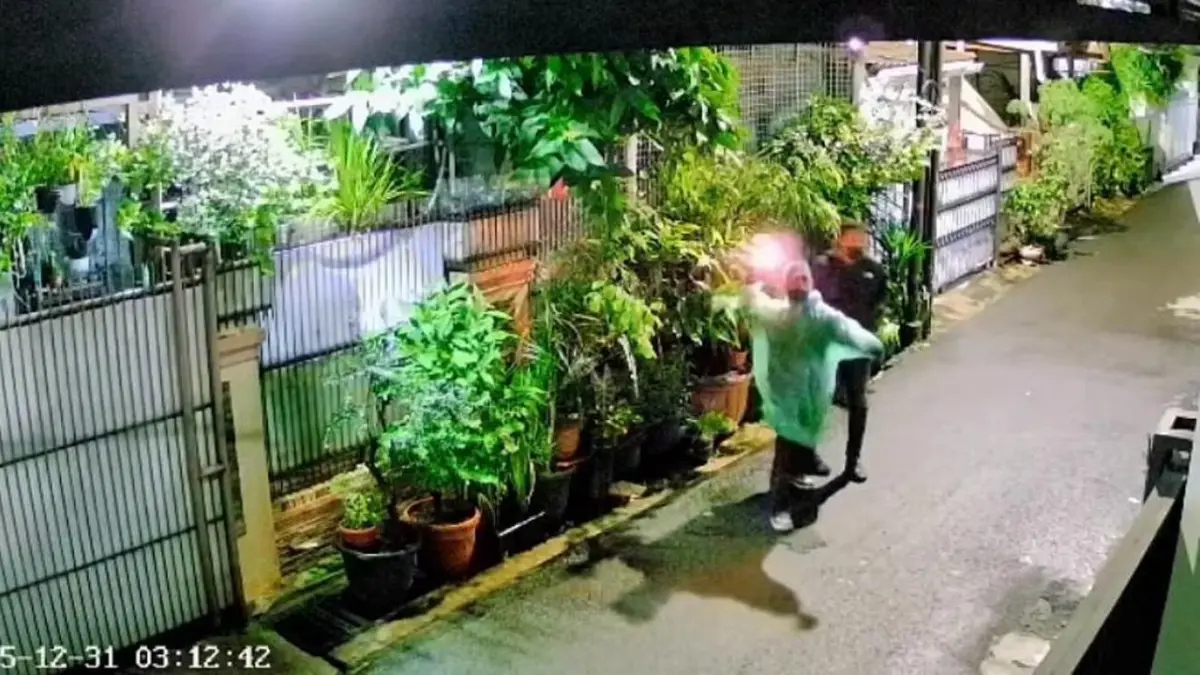 Usai Terima Paket Bangkai Ayam, Begini Kronologi 2 Pria Tak Dikenal Lempar Bom Molotov di Rumah DJ Dony Teror bom molotov di rumah DJ Donny(Instagram DJ Donny)