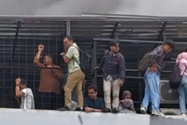 Korban Tewas Akibat Kebakaran Gedung Terra Drone: Wanita Hamil Anak Pertama Jelang Hari Perkiraan Lahir Evakuasi warga yang terjebak di Gedung Terra Drone, Jakarta Pusat, pada Selasa (9/12/2025). Foto: Dok. Istimew