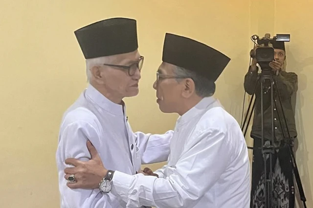 Rais Aam PBNU KH Miftachul Akhyar bertemu Ketum PBNU KH Yahya Cholil Staquf saat menghadiri pertemuan kiai NU