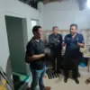 Satreskrim Polres Situbondo saat olah TKP tiga orang dalam satu keluarga tewas di rumah di Dusun Watuketu, Des