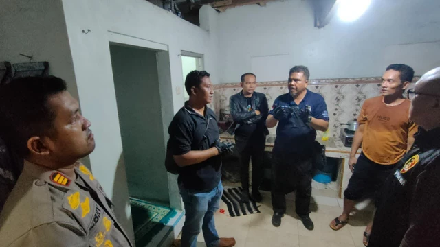 Satreskrim Polres Situbondo saat olah TKP tiga orang dalam satu keluarga tewas di rumah di Dusun Watuketu, Des