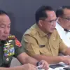 Mendagri Tito Karnavian memberikan keterangan pers pemulihan dan rencana strategis bencana Sumatera di Halim P