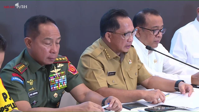 63 Ribu Dokumen Kependudukan Gratis Bagi Warga Terdampak Bencana di Wilayah Sumatera Mendagri Tito Karnavian memberikan keterangan pers pemulihan dan rencana strategis bencana Sumatera di Halim P