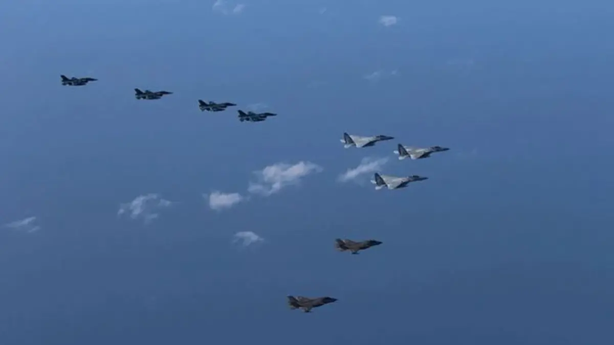 Kementerian Pertahanan Jepang: 2 Jet Tempur Angkatan Laut China Sasar F-15 ASDF di Tenggara Okinawa Pesawat tempur F-15 dan F-2 Angkatan Udara Bela Diri Jepang ke-5 dan ke-8 latihan militer bersama dengan pesa