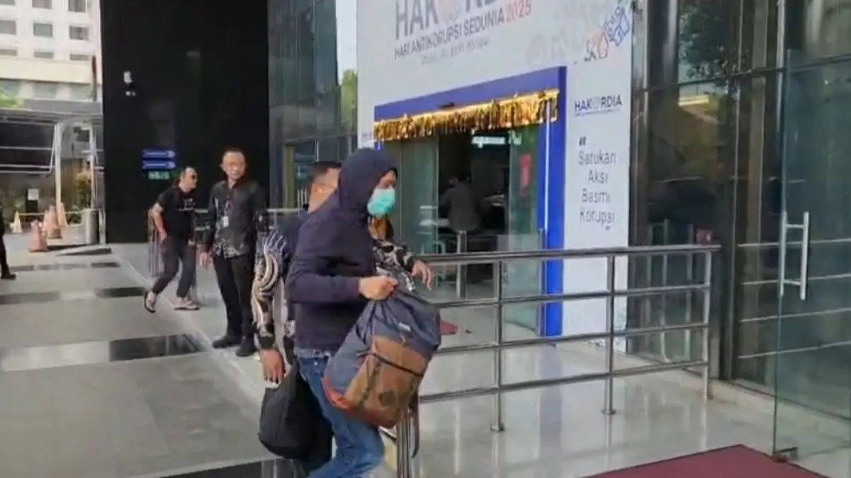 Sita Uang Ratusan Juta Rupiah, KPK Amankan Kasi Intel Kejaksaan Negeri Hulu Sungai Utara Kalimantan Selatan Kepala Seksi Intelijen Kejari Hulu Sungai Utara Asis Budianto ketika tiba di Gedung Merah Putih KPK setelah te