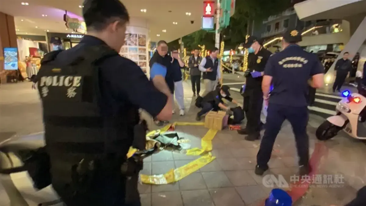 Pelaku Penusukan dan Teror Bom Asap di Stasiun Metro Taipei Pernah Tugas di Militer Polisi Taipei pada Jumat malam memeriksa barang-barang yang tertinggal di luar Eslite Spectrum Nanxi dekat St