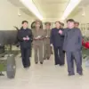 Tangkapan layar dari video tanpa tanggal menunjukkan pemimpin Korea Utara Kim Jong-un memeriksa apa yang dikat