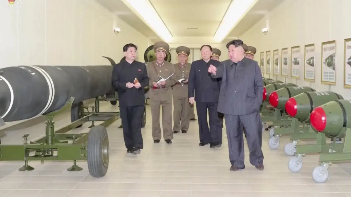 Tangkapan layar dari video tanpa tanggal menunjukkan pemimpin Korea Utara Kim Jong-un memeriksa apa yang dikat