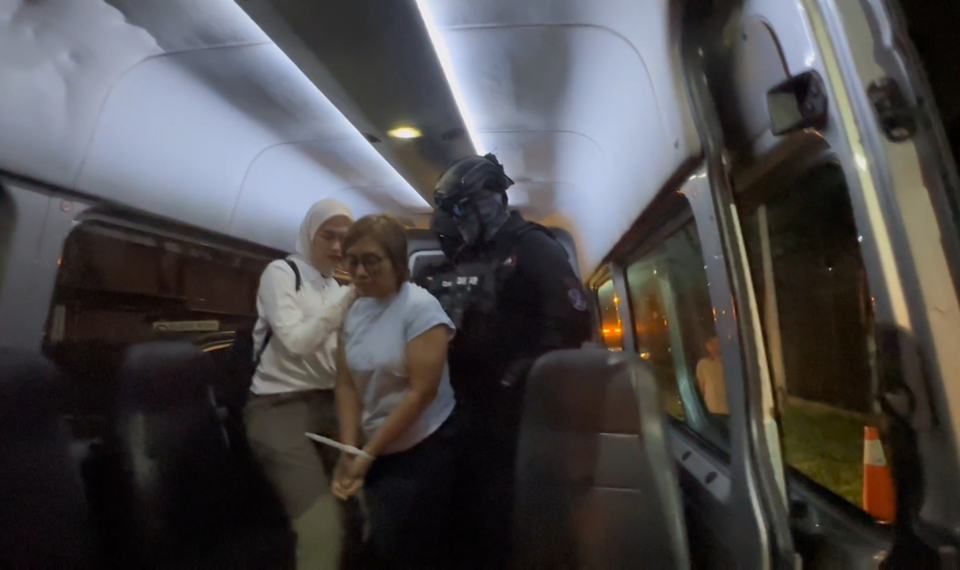 Petugas BNN menggiring Dewi Astutik buron interpol kasus penyelundupan dua ton sabu.(Humas BNN)